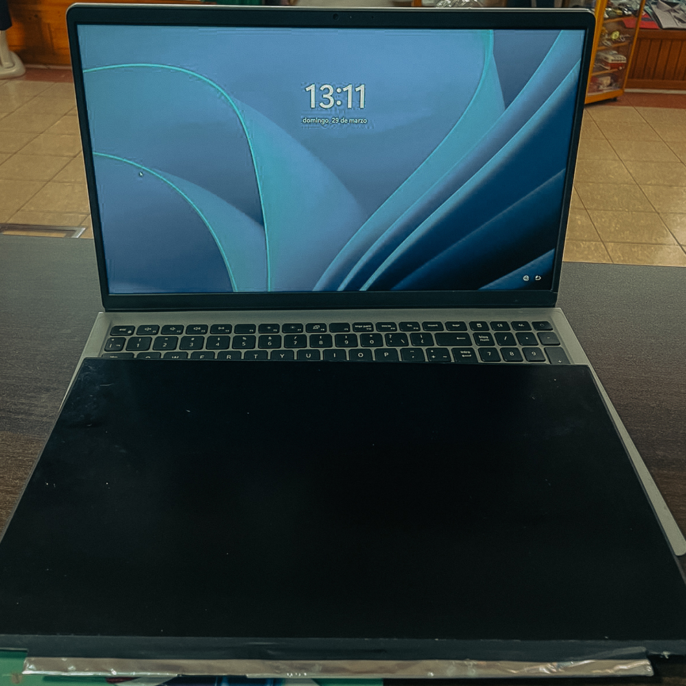 Laptop con pantalla nueva después del cambio de pantalla