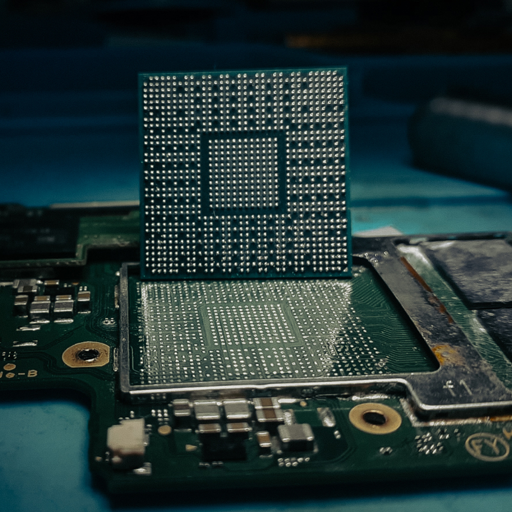 Reparación de placa base de laptop con micro-soldadura en Space PC